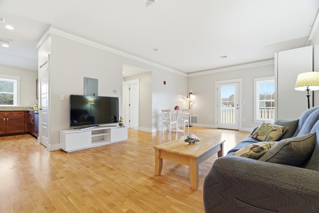 54 Loomis St, Bedford, Massachusetts, 1 Bedroom Bedrooms, 3 Rooms Rooms,1 BathroomBathrooms,Residential,For Sale,Loomis St,73498972