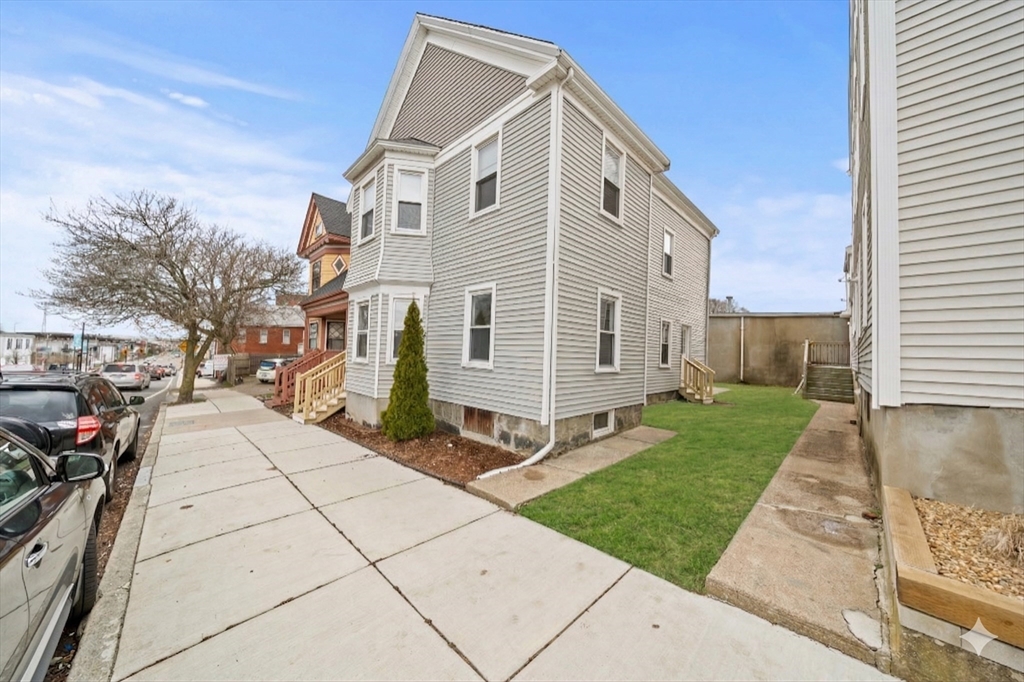 42 1/2 Cabot St, Beverly, Massachusetts, 4 Bedrooms Bedrooms, 10 Rooms Rooms,2 BathroomsBathrooms,Residential Income,For Sale,Cabot St,73498326
