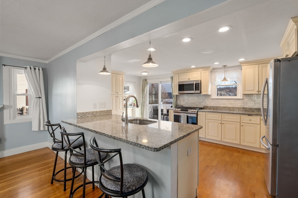 220 Lynn St, Peabody, Massachusetts, 3 Bedrooms Bedrooms, 6 Rooms Rooms,2.5 BathroomsBathrooms,Residential,For Sale,Lynn St,73499046