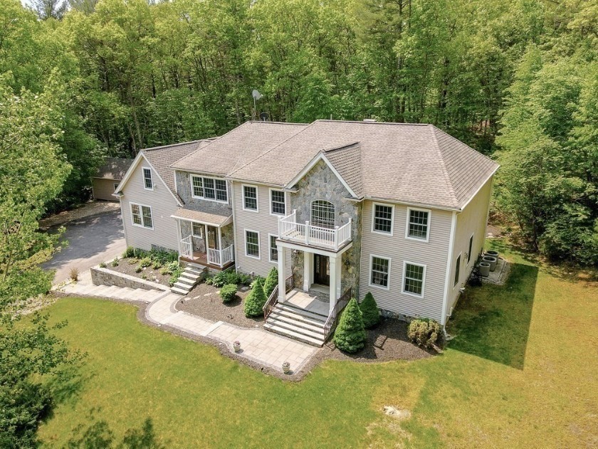 12 Breton Road, Upton, Massachusetts, 4 Bedrooms Bedrooms, 14 Rooms Rooms,5.5 BathroomsBathrooms,Residential,For Sale,Breton Road,73498932