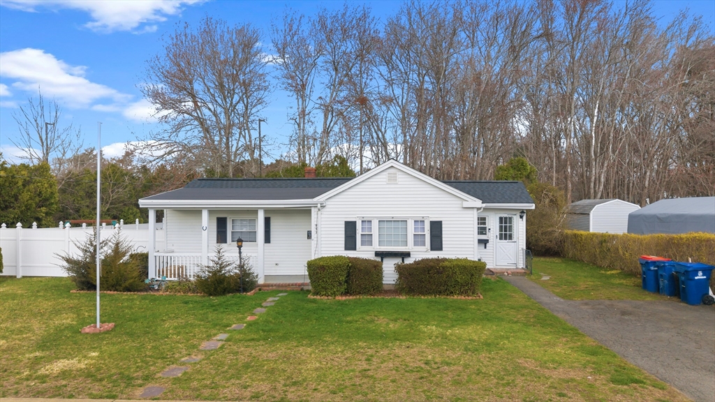 953 Phillips Rd, New Bedford, Massachusetts, 2 Bedrooms Bedrooms, 4 Rooms Rooms,1 BathroomBathrooms,Residential,For Sale,Phillips Rd,73498878