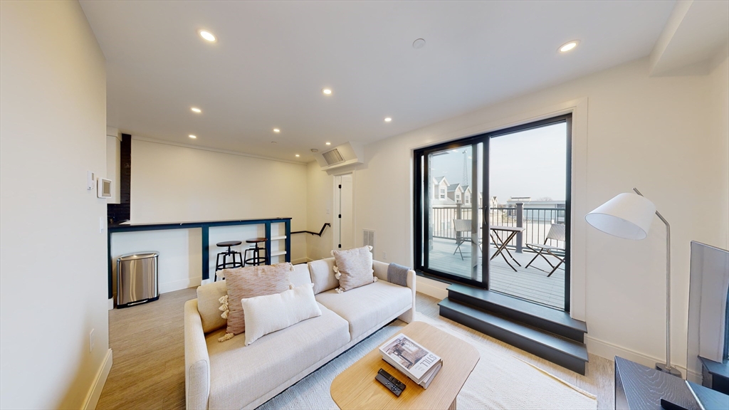 353 E 8th St, Boston, Massachusetts, 1 Bedroom Bedrooms, 3 Rooms Rooms,1 BathroomBathrooms,Residential Lease,For Rent,E 8th St,73499168