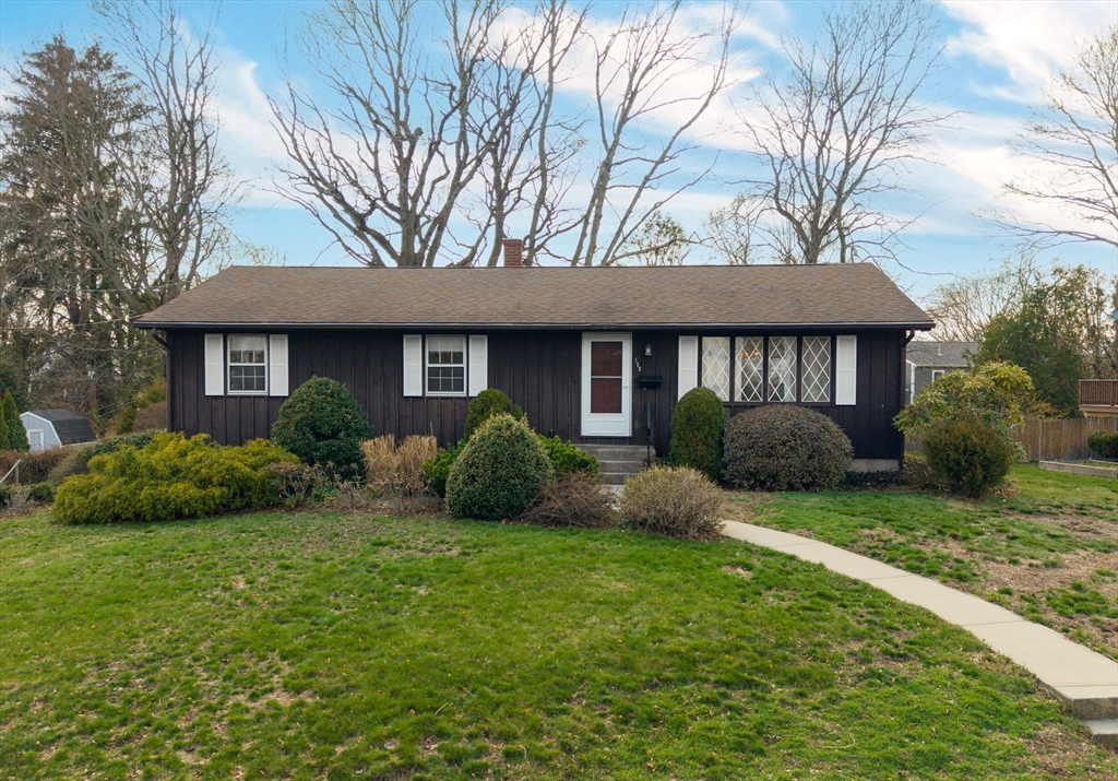 172 Brook St, Somerset, Massachusetts, 3 Bedrooms Bedrooms, 6 Rooms Rooms,1.5 BathroomsBathrooms,Residential,For Sale,Brook St,73499175