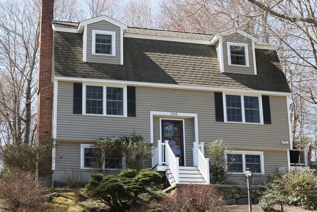 205 Golden Hill Avenue, Haverhill, Massachusetts, 3 Bedrooms Bedrooms, 8 Rooms Rooms,2 BathroomsBathrooms,Residential,For Sale,Golden Hill Avenue,73499170