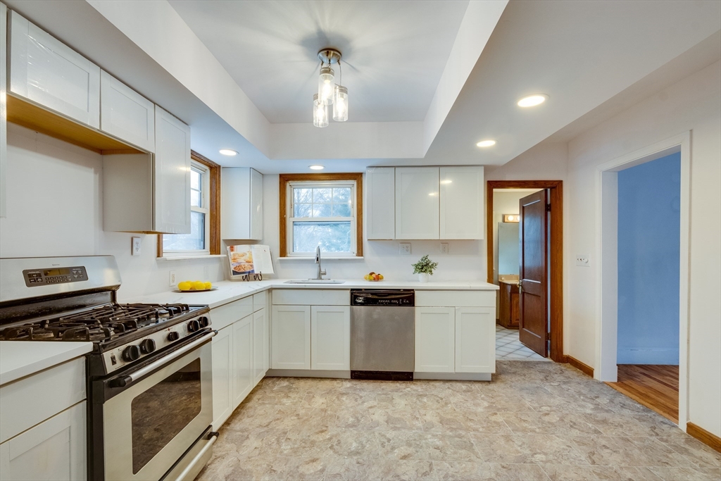 450 Fulton St, Medford, Massachusetts, 4 Bedrooms Bedrooms, 9 Rooms Rooms,2 BathroomsBathrooms,Residential,For Sale,Fulton St,73476639
