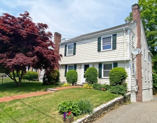 8-10 Willow St, Newton, Massachusetts, 4 Bedrooms Bedrooms, 12 Rooms Rooms,2 BathroomsBathrooms,Residential Income,For Sale,Willow St,73483233