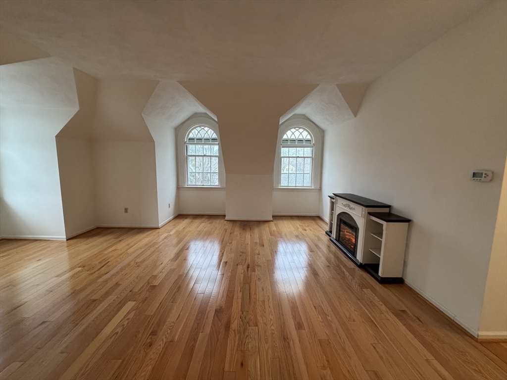 600 Washington St, Wellesley, Massachusetts, 1 Bedroom Bedrooms, 3 Rooms Rooms,1 BathroomBathrooms,Residential Lease,For Rent,Washington St,73479510