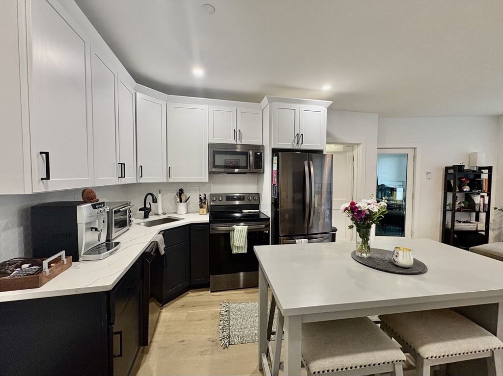 144 Old Colony Ave, Boston, Massachusetts, 1 Bedroom Bedrooms, 2 Rooms Rooms,1 BathroomBathrooms,Residential Lease,For Rent,Old Colony Ave,73496685