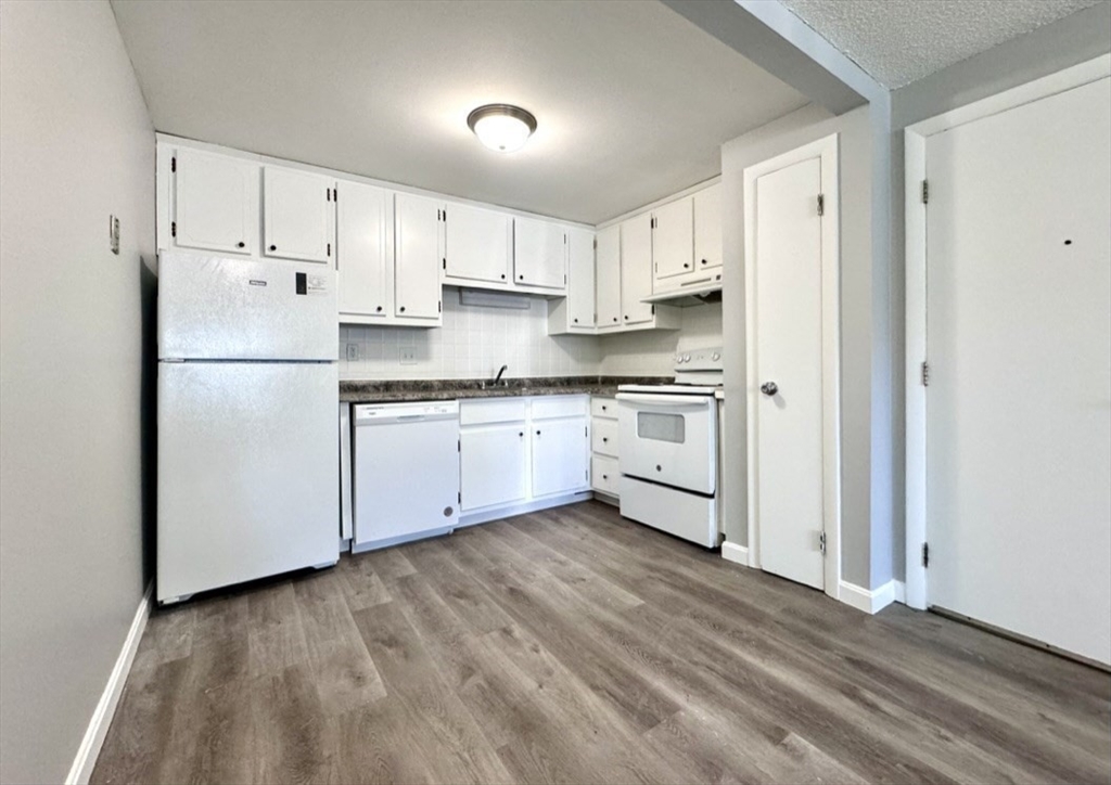1 Old Colony Ln, Arlington, Massachusetts, 2 Bedrooms Bedrooms, 4 Rooms Rooms,1 BathroomBathrooms,Residential Lease,For Rent,Old Colony Ln,73444804
