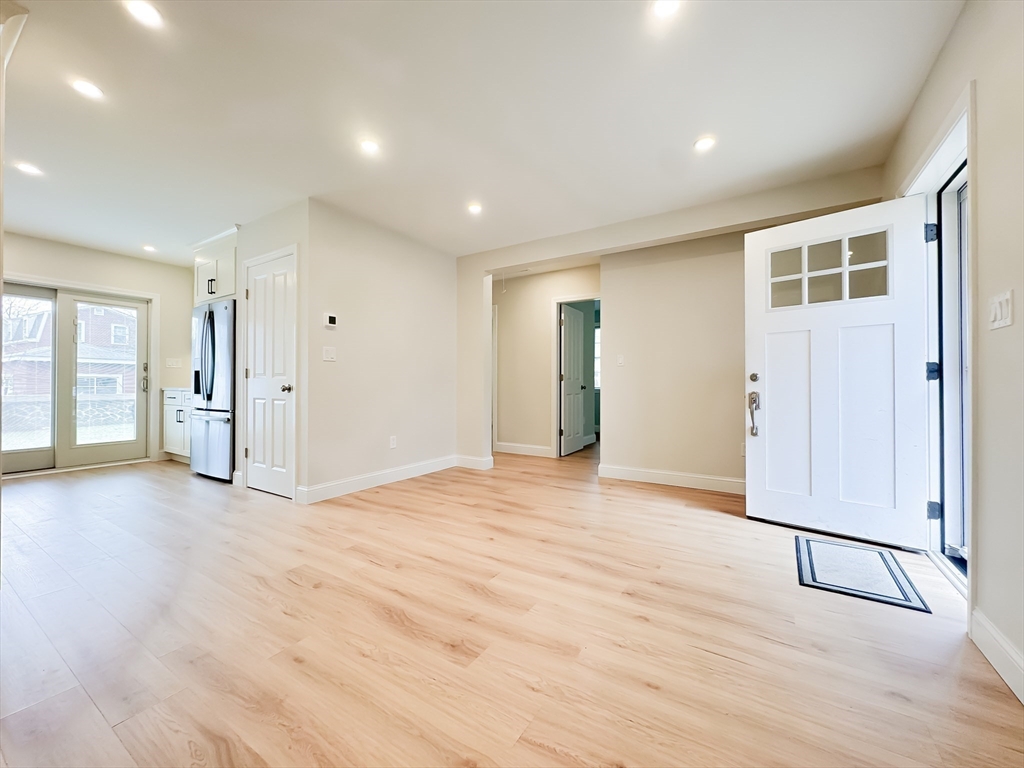 40 Walter Street, Lynn, Massachusetts, 2 Bedrooms Bedrooms, 4 Rooms Rooms,1 BathroomBathrooms,Residential Lease,For Rent,Walter Street,73499307