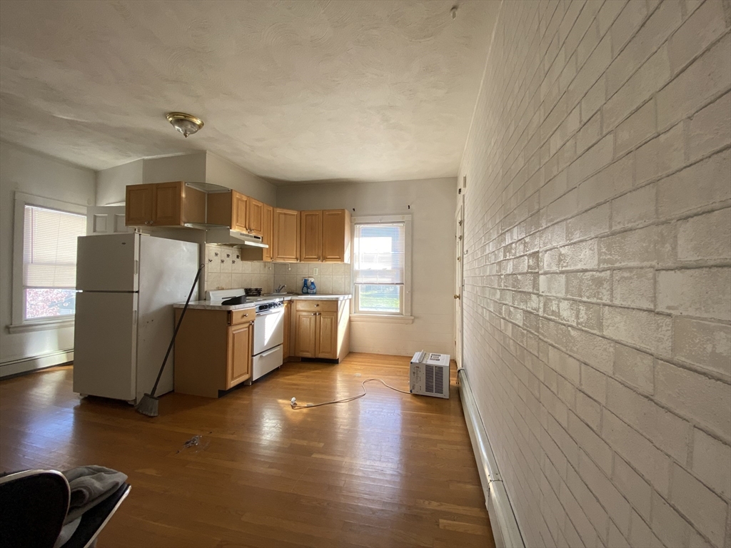 11 Snow St, Boston, Massachusetts, 2 Bedrooms Bedrooms, 4 Rooms Rooms,1 BathroomBathrooms,Residential Lease,For Rent,Snow St,73499305