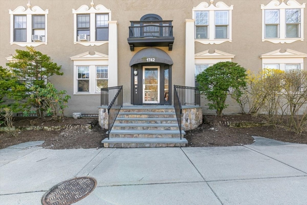1742 Commonwealth Ave, Boston, Massachusetts, 2 Bedrooms Bedrooms, 4 Rooms Rooms,1 BathroomBathrooms,Residential,For Sale,Commonwealth Ave,73499357
