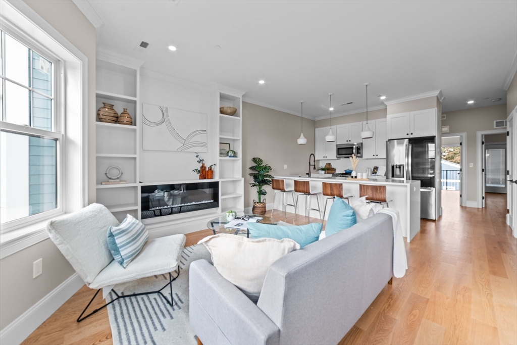 31 Boardman Street, Boston, Massachusetts, 2 Bedrooms Bedrooms, 5 Rooms Rooms,2 BathroomsBathrooms,Residential Lease,For Rent,Boardman Street,73499245