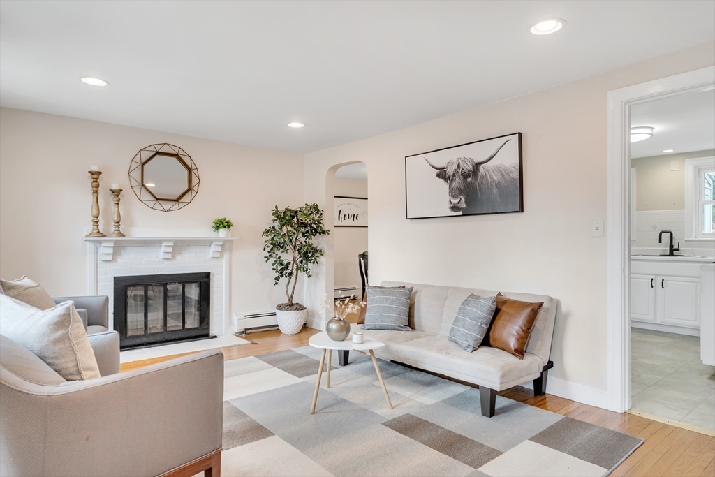 24 Ledgelawn Ave, Lexington, Massachusetts, 4 Bedrooms Bedrooms, 7 Rooms Rooms,2 BathroomsBathrooms,Residential Lease,For Rent,Ledgelawn Ave,73499254