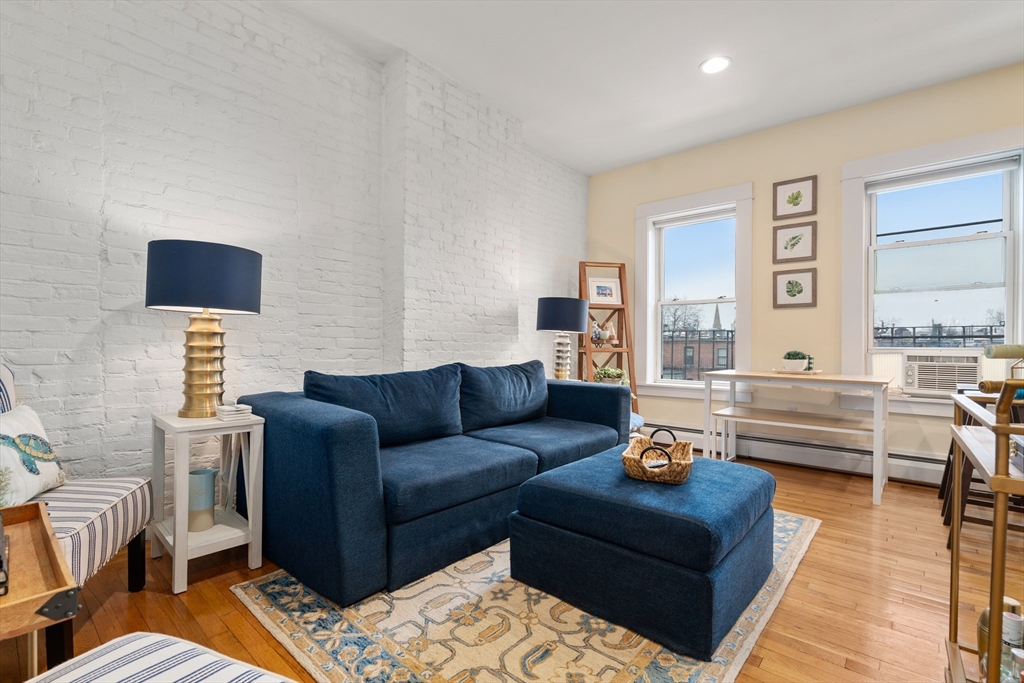 32 Yarmouth Street, Boston, Massachusetts, 2 Bedrooms Bedrooms, 4 Rooms Rooms,1 BathroomBathrooms,Residential,For Sale,Yarmouth Street,73499269