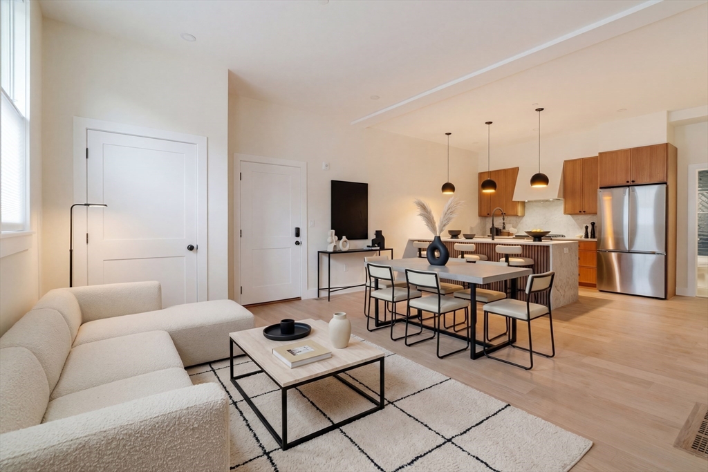 108 Bunker Hill, Boston, Massachusetts, 2 Bedrooms Bedrooms, 4 Rooms Rooms,2 BathroomsBathrooms,Residential,For Sale,Bunker Hill,73499369