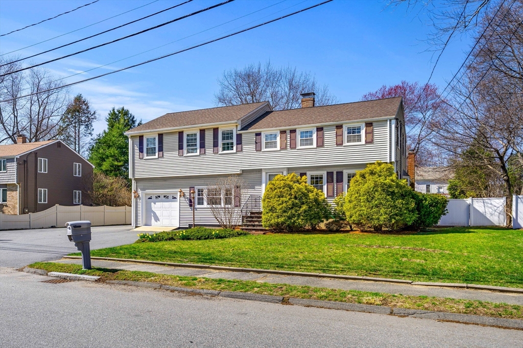 6 Crawford Dr, Woburn, Massachusetts, 5 Bedrooms Bedrooms, 10 Rooms Rooms,3 BathroomsBathrooms,Residential,For Sale,Crawford Dr,73499406