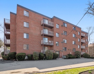 295 Main Street, Reading, Massachusetts, 2 Bedrooms Bedrooms, 5 Rooms Rooms,1 BathroomBathrooms,Residential,For Sale,Main Street,73499459