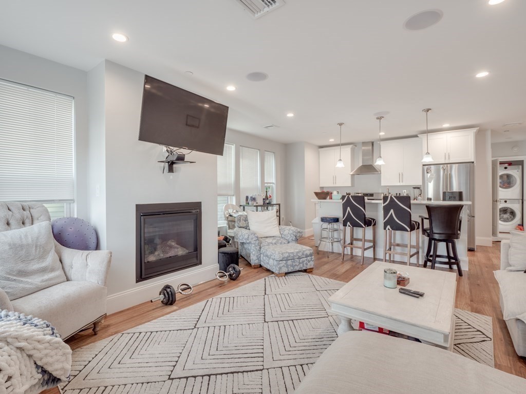 45 L Street, Boston, Massachusetts, 2 Bedrooms Bedrooms, 10 Rooms Rooms,2 BathroomsBathrooms,Residential Lease,For Rent,L Street,73492761