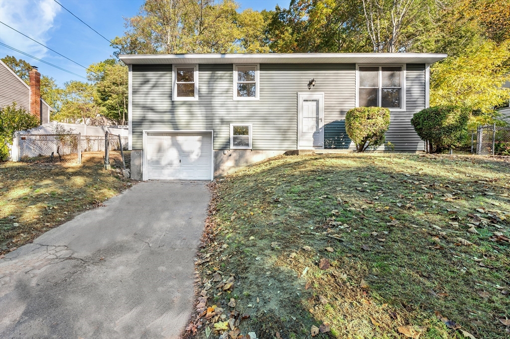 164 Bradley St, Lowell, Massachusetts, 3 Bedrooms Bedrooms, 5 Rooms Rooms,2 BathroomsBathrooms,Residential,For Sale,Bradley St,73448680