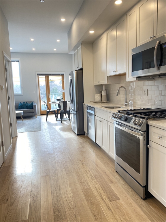 385 Pleasant St, Watertown, Massachusetts, 2 Bedrooms Bedrooms, 4 Rooms Rooms,1.5 BathroomsBathrooms,Residential Lease,For Rent,Pleasant St,73499627