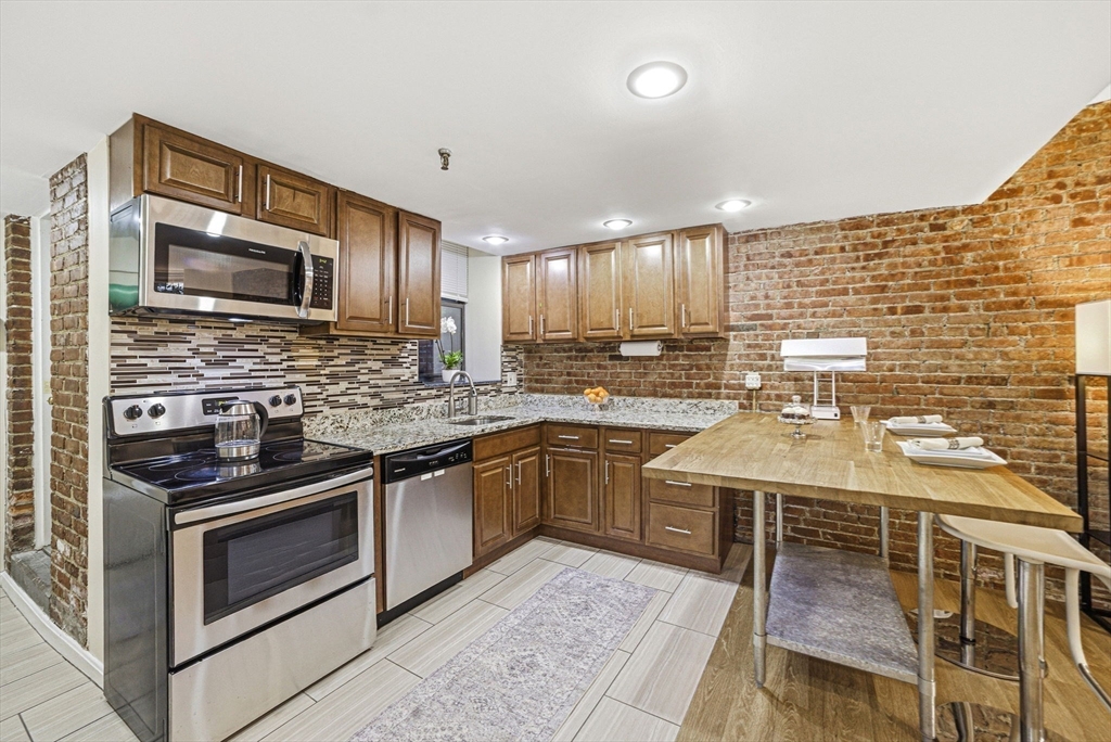 39 Hemenway St, Boston, Massachusetts, 1 Bedroom Bedrooms, 3 Rooms Rooms,1 BathroomBathrooms,Residential,For Sale,Hemenway St,73499628
