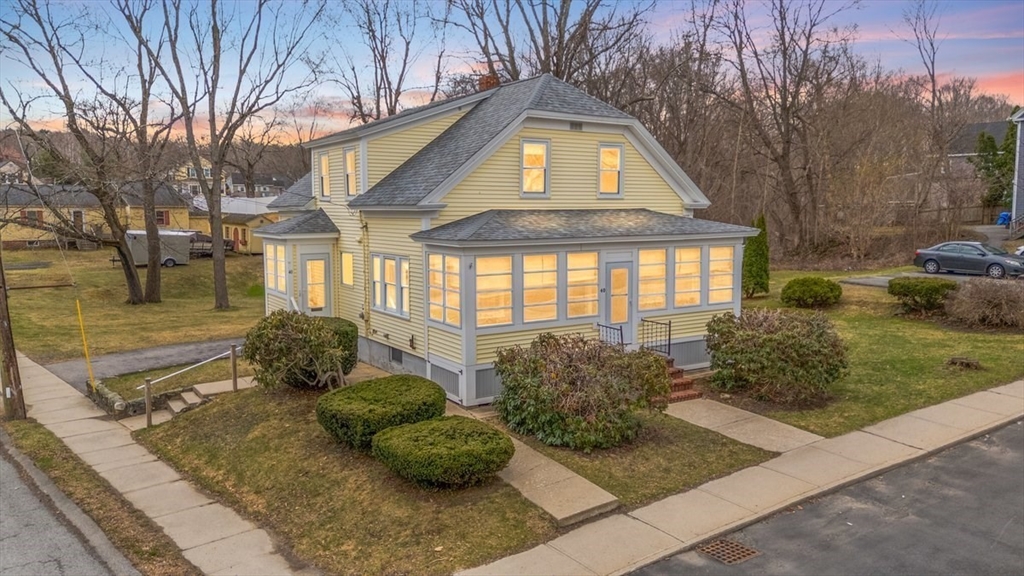 40 Congress St, Amesbury, Massachusetts, 5 Bedrooms Bedrooms, 9 Rooms Rooms,2 BathroomsBathrooms,Residential,For Sale,Congress St,73499716