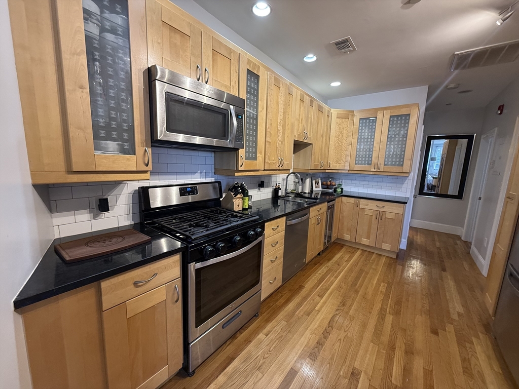 119 Dorchester St., Boston, Massachusetts, 2 Bedrooms Bedrooms, 4 Rooms Rooms,2 BathroomsBathrooms,Residential Lease,For Rent,Dorchester St.,73499737