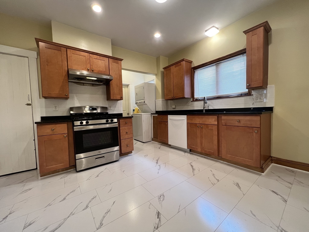 36 Golden, Medford, Massachusetts, 3 Bedrooms Bedrooms, 5 Rooms Rooms,1 BathroomBathrooms,Residential Lease,For Rent,Golden,73499762