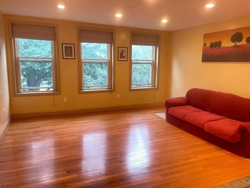 394 Riverway, Boston, Massachusetts, 3 Bedrooms Bedrooms, 5 Rooms Rooms,1 BathroomBathrooms,Residential Lease,For Rent,Riverway,73499766