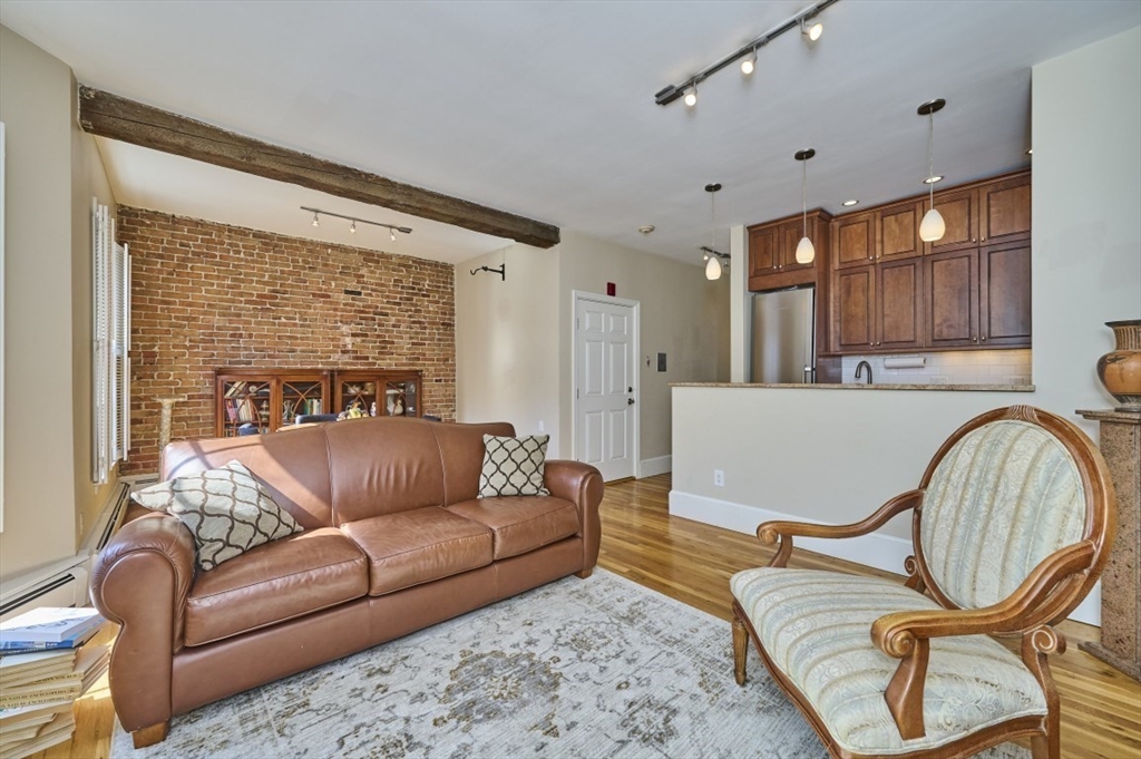 89 Waltham St, Boston, Massachusetts, 2 Bedrooms Bedrooms, 4 Rooms Rooms,1 BathroomBathrooms,Residential Lease,For Rent,Waltham St,73499739