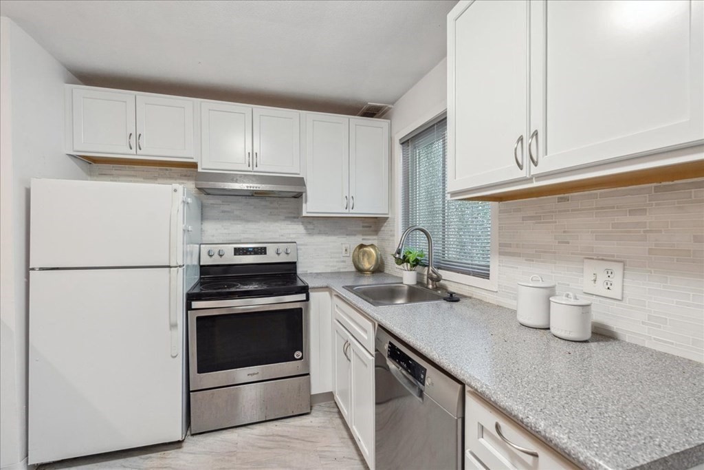 82 Lionel Ave, Waltham, Massachusetts, 1 Bedroom Bedrooms, 3 Rooms Rooms,1 BathroomBathrooms,Residential Lease,For Rent,Lionel Ave,73499781