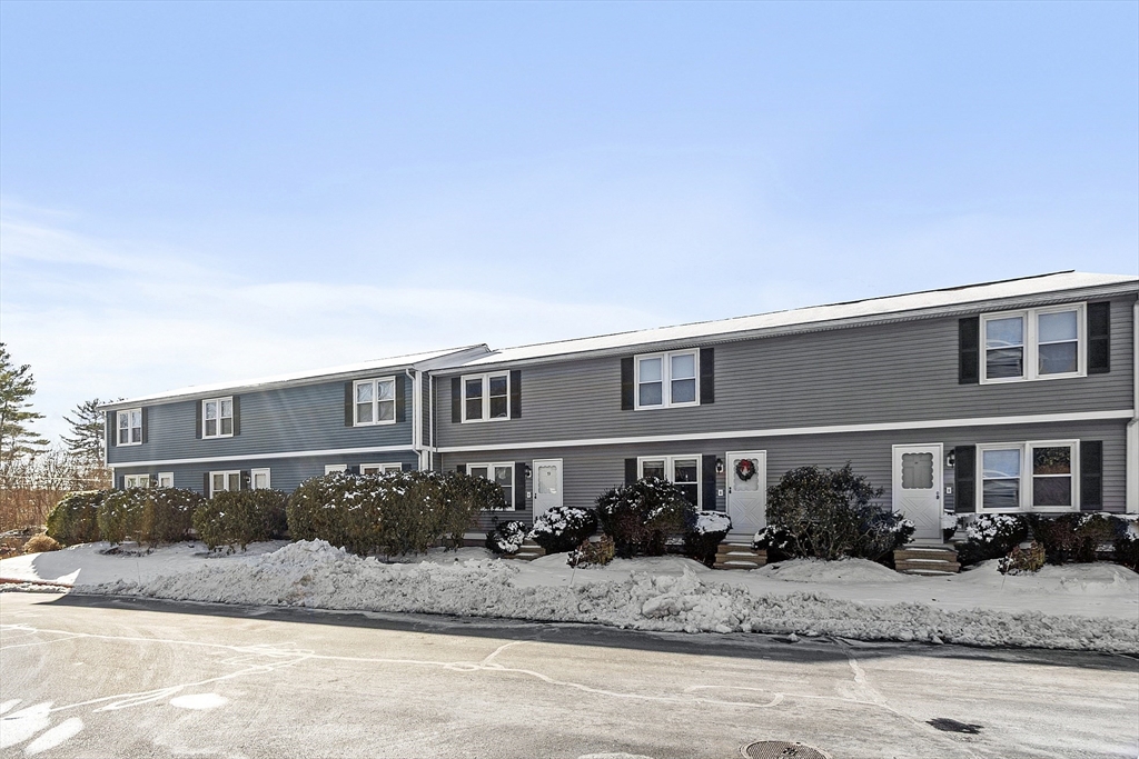 1215 Pawtucket Blvd, Lowell, Massachusetts, 2 Bedrooms Bedrooms, 4 Rooms Rooms,1.5 BathroomsBathrooms,Residential,For Sale,Pawtucket Blvd,73485579