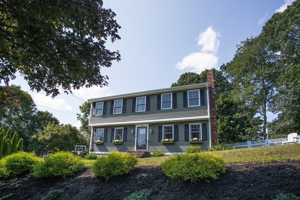 6 Pilgrim Heights, Beverly, Massachusetts, 4 Bedrooms Bedrooms, 9 Rooms Rooms,2.5 BathroomsBathrooms,Residential,For Sale,Pilgrim Heights,73480134