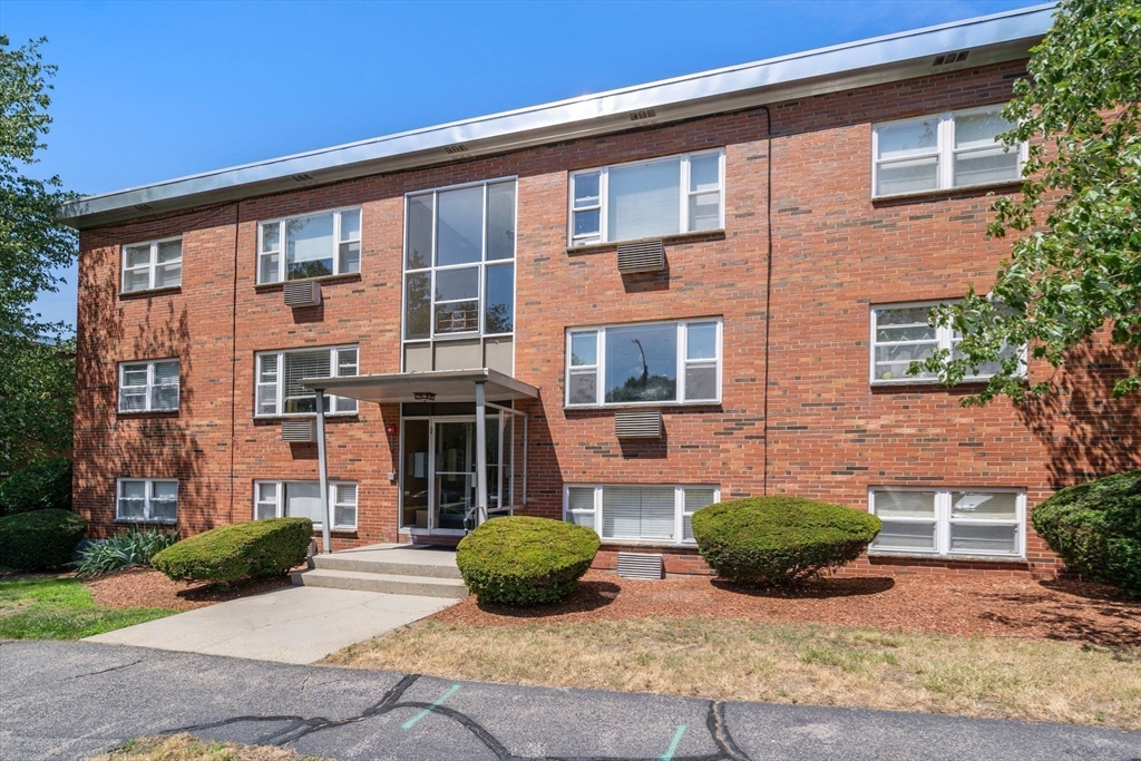 1105 Lexington Street, Waltham, Massachusetts, 2 Bedrooms Bedrooms, 4 Rooms Rooms,1 BathroomBathrooms,Residential Lease,For Rent,Lexington Street,73467296