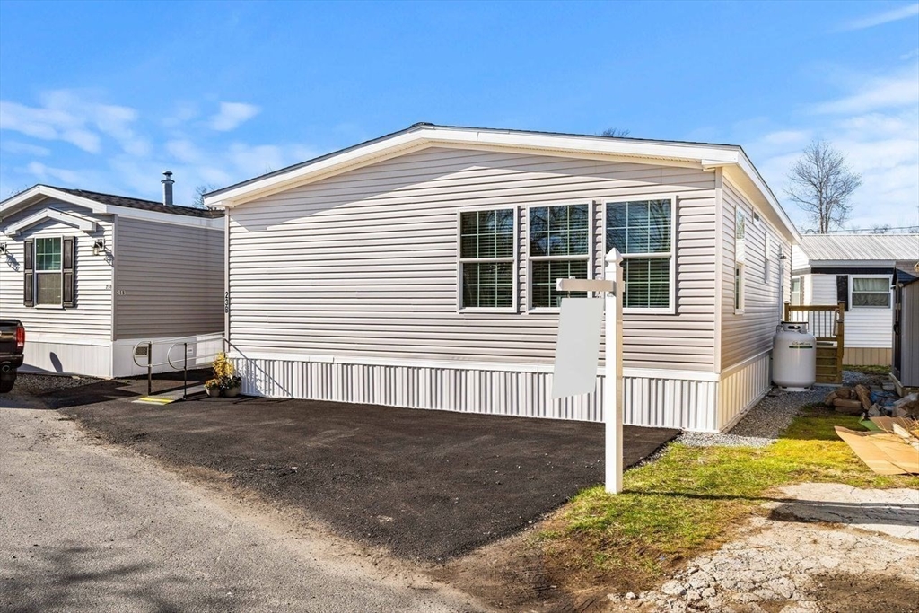 200 North St, Danvers, Massachusetts, 2 Bedrooms Bedrooms, 5 Rooms Rooms,2 BathroomsBathrooms,Residential,For Sale,North St,73496907