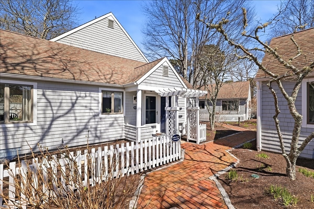 100 Mid-Iron Way, Mashpee, Massachusetts, 2 Bedrooms Bedrooms, 5 Rooms Rooms,2 BathroomsBathrooms,Residential,For Sale,Mid-Iron Way,73499903