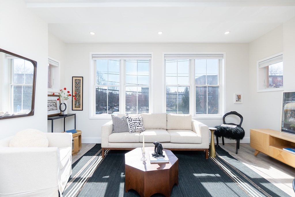 70 Bremen Street, Boston, Massachusetts, 2 Bedrooms Bedrooms, 4 Rooms Rooms,1 BathroomBathrooms,Residential,For Sale,Bremen Street,73499915