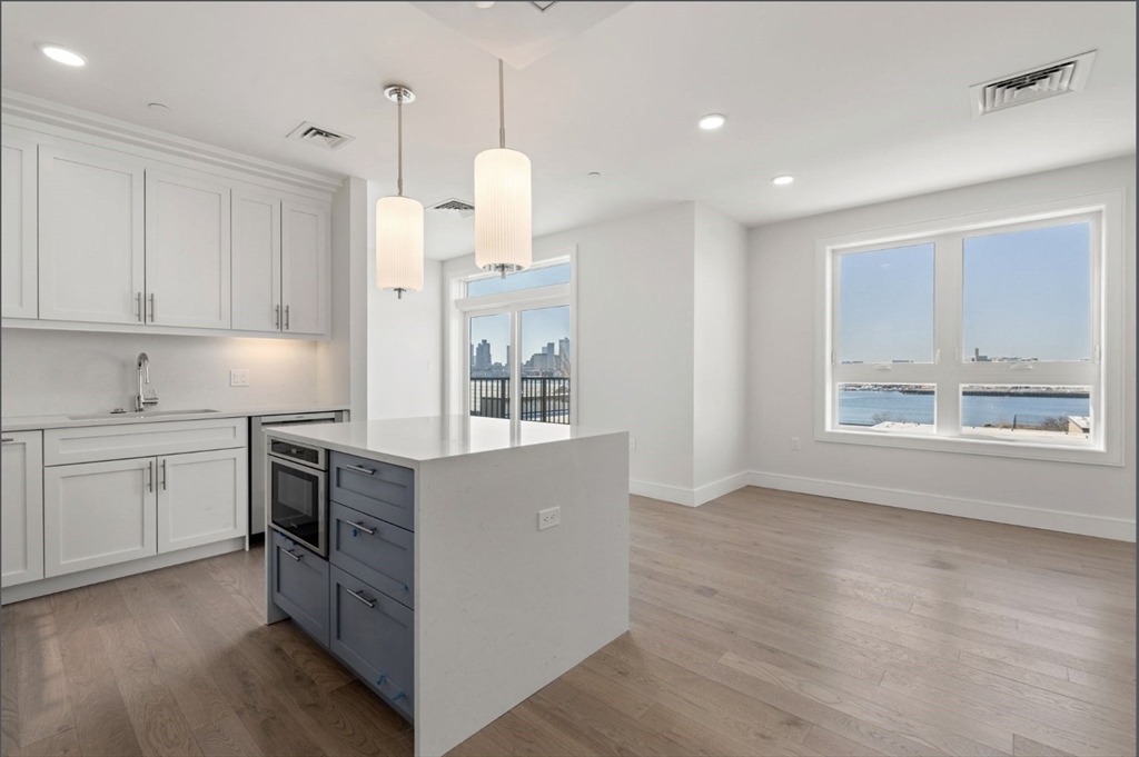 301 Border St., Boston, Massachusetts, 2 Bedrooms Bedrooms, 4 Rooms Rooms,2 BathroomsBathrooms,Residential Lease,For Rent,Border St.,73499954