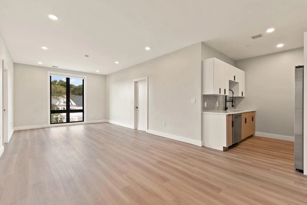 1700 Dorchester Ave, Boston, Massachusetts, 2 Bedrooms Bedrooms, 6 Rooms Rooms,2 BathroomsBathrooms,Residential Lease,For Rent,Dorchester Ave,73499957