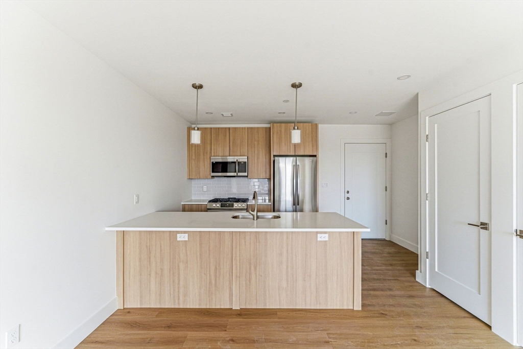 1035 Commonwealth Ave, Boston, Massachusetts, 2 Bedrooms Bedrooms, 3 Rooms Rooms,2 BathroomsBathrooms,Residential Lease,For Rent,Commonwealth Ave,73499995