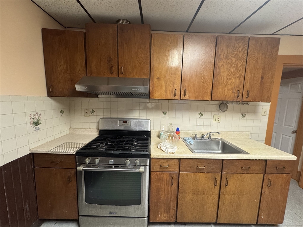 33 Albion St, Malden, Massachusetts, 2 Bedrooms Bedrooms, 5 Rooms Rooms,1 BathroomBathrooms,Residential Lease,For Rent,Albion St,73500013
