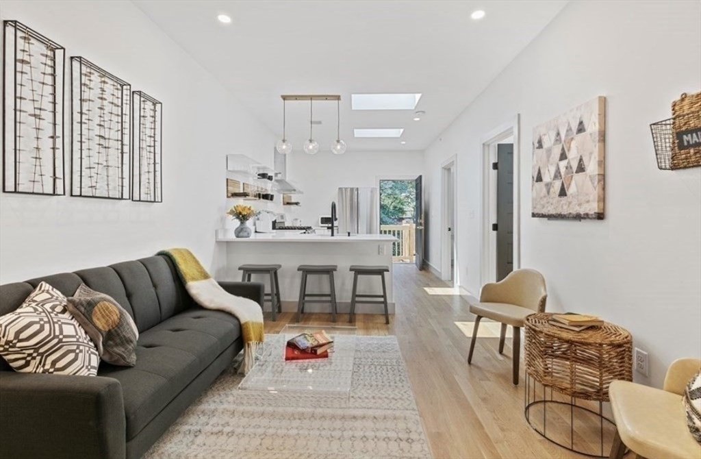 43 Wordsworth St, Boston, Massachusetts, 3 Bedrooms Bedrooms, 6 Rooms Rooms,2 BathroomsBathrooms,Residential Lease,For Rent,Wordsworth St,73500000