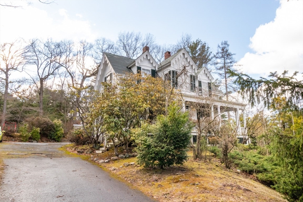140 Pleasant St, Newton, Massachusetts, 6 Bedrooms Bedrooms, 10 Rooms Rooms,3 BathroomsBathrooms,Residential,For Sale,Pleasant St,73499818