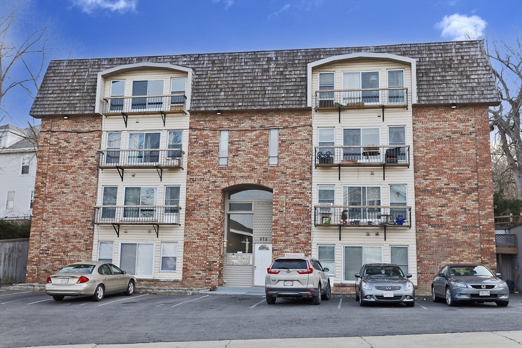 575 North Main Street, Fall River, Massachusetts, 26 Bedrooms Bedrooms, 38 Rooms Rooms,18 BathroomsBathrooms,Residential Income,For Sale,North Main Street,73500232