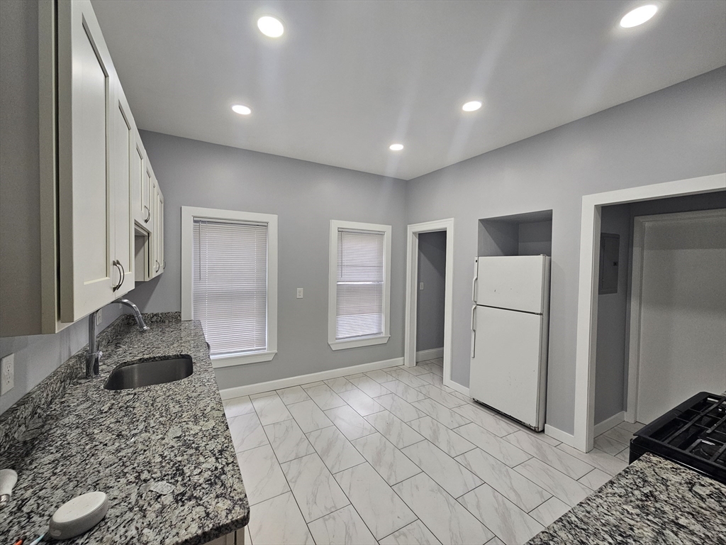 320 Highland Ave, Somerville, Massachusetts, 3 Bedrooms Bedrooms, 5 Rooms Rooms,1 BathroomBathrooms,Residential Lease,For Rent,Highland Ave,73500255