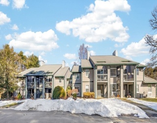 1940 Phillips Rd, New Bedford, Massachusetts, 2 Bedrooms Bedrooms, 4 Rooms Rooms,1 BathroomBathrooms,Residential,For Sale,Phillips Rd,73500484