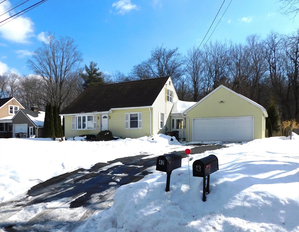 42 Putnam Drive, Westfield, Massachusetts, 3 Bedrooms Bedrooms, 6 Rooms Rooms,1 BathroomBathrooms,Residential,For Sale,Putnam Drive,73482241