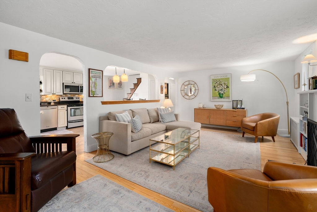 27 Warwick St, Quincy, Massachusetts, 3 Bedrooms Bedrooms, 7 Rooms Rooms,2 BathroomsBathrooms,Residential,For Sale,Warwick St,73500493