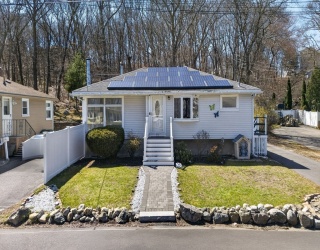 77 Sterling St, Lynn, Massachusetts, 3 Bedrooms Bedrooms, 5 Rooms Rooms,2 BathroomsBathrooms,Residential,For Sale,Sterling St,73500546